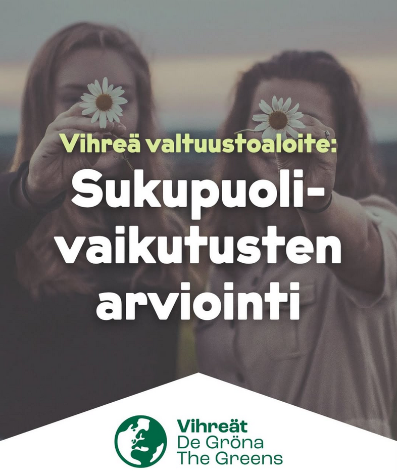 Kuvassa kaksi henkilöä seisoo ulkona ja pitää päivänkakkaroita kasvojensa edessä. Kuvan päälle on lisätty teksti ”Vihreä valtuustoaloite: Sukupuolivaikutusten arviointi”, ja alareunassa on Vihreät De Gröna The Greens -järjestön logo.