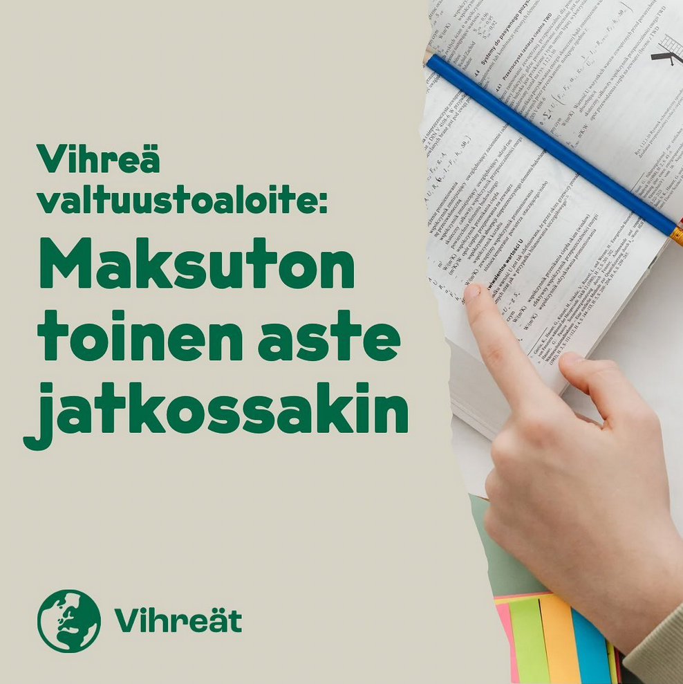 Kuvassa vasemmalla on vaalea tausta, jonka päälle on kirjoitettu teksti ”Vihreä valtuustoaloite: Maksuton toinen aste jatkossakin”. Oikealla puolella näkyy lähikuva avoimesta kirjasta tai oppimateriaalista, jota henkilö osoittaa sormellaan; kirjan päällä on sininen kynä ja alakulmassa värikkäitä muistilappuja. Alareunassa on Vihreät-logo.