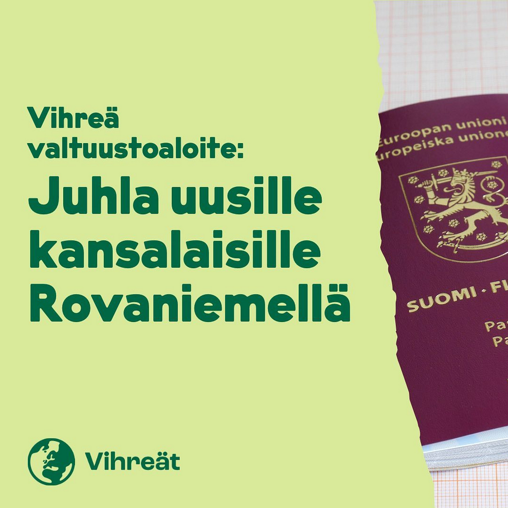 Kuvassa vasemmalla on vaaleanvihreä tausta, jonka päälle on kirjoitettu teksti ”Vihreä valtuustoaloite: Juhla uusille kansalaisille Rovaniemellä”. Oikealla puolella näkyy lähikuva Suomen passista, joka on asetettu ruutupaperin päälle. Alareunassa on Vihreät‑logo.