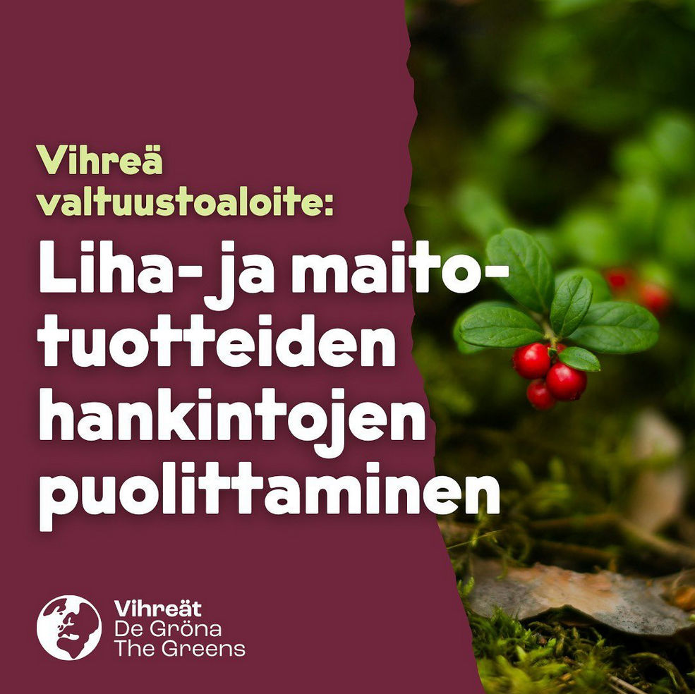 Kuvassa vasemmalla on tummanpunainen tausta, jonka päälle on kirjoitettu teksti ”Vihreä valtuustoaloite: Liha- ja maitotuotteiden hankintojen puolittaminen”. Oikealla puolella näkyy lähikuva metsäpohjasta, jossa kasvaa puolukan varpu vihreine lehtineen ja kirkkaanpunaisine marjoineen sammalen ja kuivien lehtien keskellä. Alareunassa on Vihreät – De Gröna – The Greens -logo.