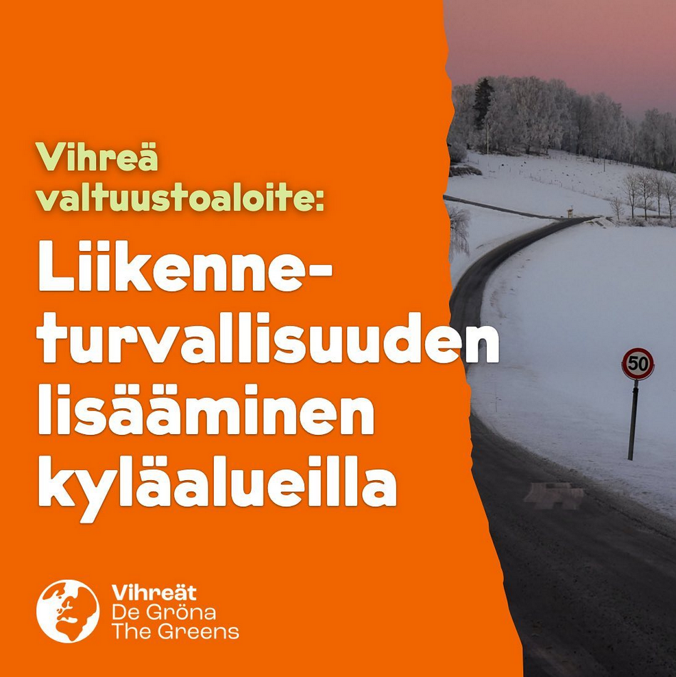 Kuvassa vasemmalla on kirkkaan oranssi tausta, jonka päälle on kirjoitettu teksti ”Vihreä valtuustoaloite: Liikenneturvallisuuden lisääminen kyläalueilla”. Oikealla puolella näkyy talvinen maisema, jossa mutkitteleva maantie kulkee lumisen pellon halki; tien varrella on nopeusrajoitusta osoittava 50 km/h -liikennemerkki, ja taustalla on lumisia puita vaaleanpunertavan taivaan alla. Alareunassa on Vihreät – De Gröna – The Greens -logo.