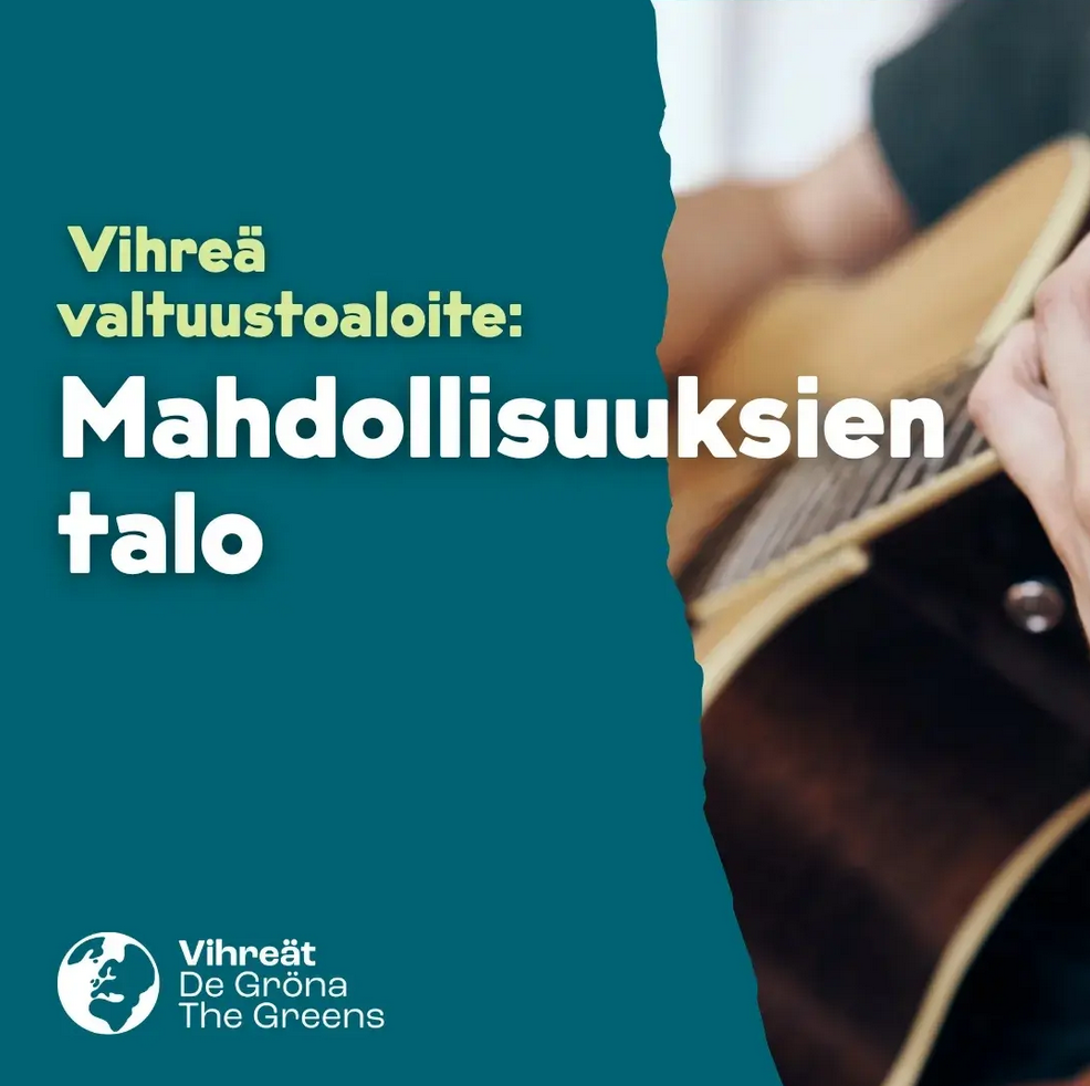 Vasemmalta vihreäsävyinen graafinen alue, jossa lukee isolla vaalealla tekstillä “Vihreä valtuustoaloite: Mahdollisuuksien talo”. Alareunassa Vihreät / De Gröna / The Greens -logo. Oikealla puolella osittain näkyy valokuva, jossa henkilö soittaa akustista kitaraa; kuvassa näkyy käsi ja kitaran runko lähietäisyydeltä.