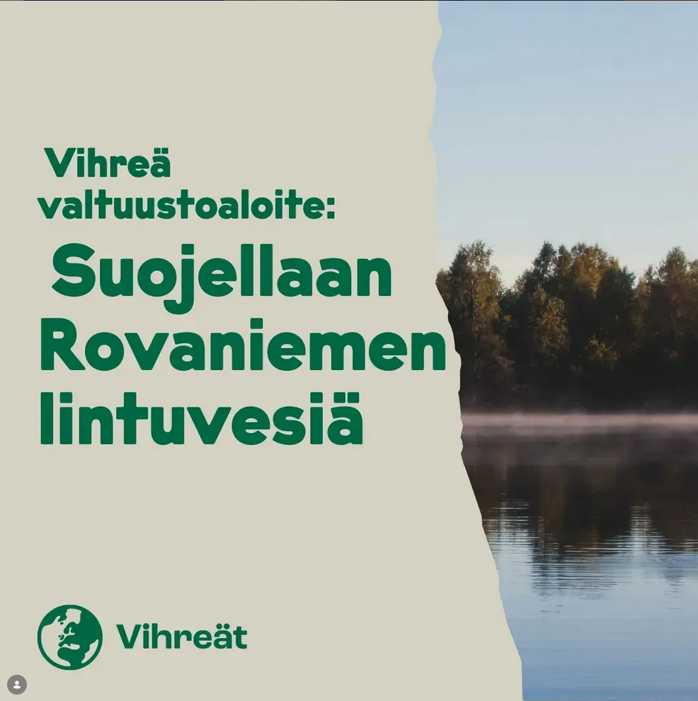 Vasemmalta vaalea, beigensävyinen graafinen alue, jossa vihreällä tekstillä lukee “Vihreä valtuustoaloite: Suojellaan Rovaniemen lintuvesiä”. Alareunassa Vihreät-logo. Oikealla näkyy valokuva rauhallisesta järvimaisemasta, jossa veden pinnalla on ohutta sumua ja rannalla tiheä puusto; puiden heijastus näkyy veden pinnassa.