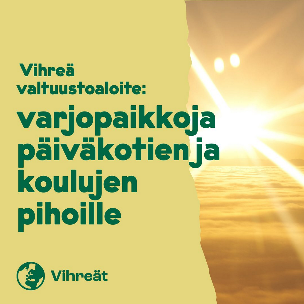 Vasemmalta vaaleankeltainen graafinen alue, jossa vihreällä tekstillä lukee “Vihreä valtuustoaloite: varjopaikkoja päiväkotien ja koulujen pihoille”. Alareunassa Vihreät-logo. Oikealla näkyy valokuva kirkkaasta auringosta, joka paistaa matalalta pilvien yläpuolella ja muodostaa voimakkaan valoilmiön kullanvärisessä maisemassa.